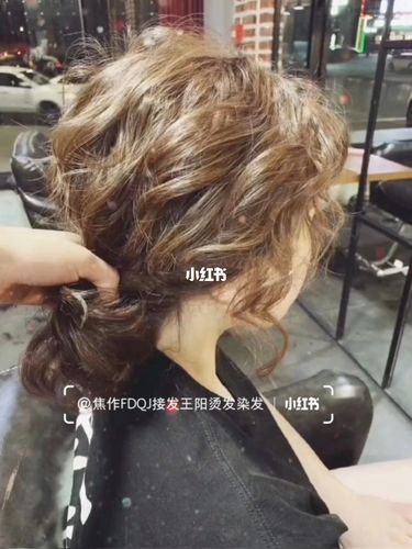 中短发慵懒木马卷减龄 免打理烫发_发型_烫发_肤色_减龄_木马卷_发色