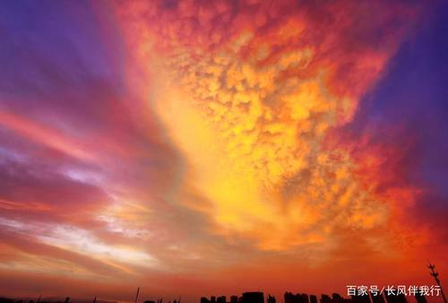 5月8日伊宁市早晨空中惊现火烧云