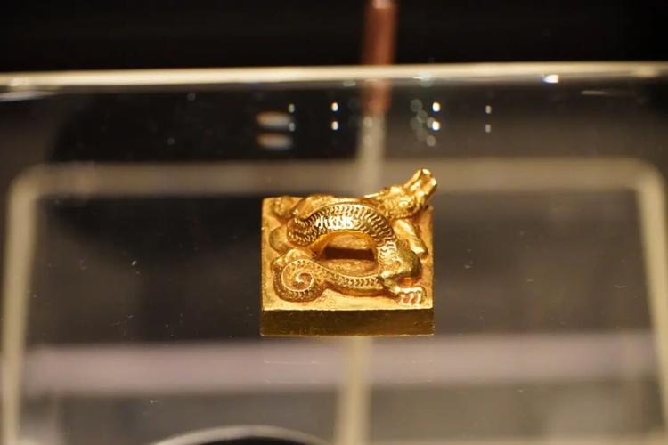 西汉  "文帝行玺"龙钮金印