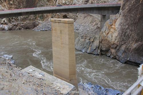 到了山脚下,道路开始沿着沿着怒江逆流而上,路过新修建的怒江大桥,停