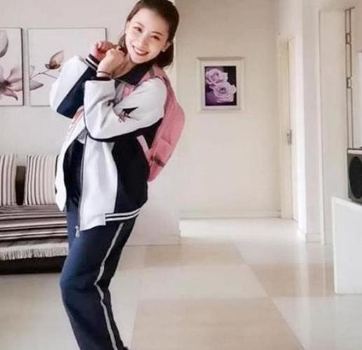 校服妈妈走红超高颜值堪比校花看上去好年轻