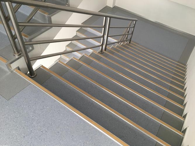 化妆品研究院楼梯pvc踏步地板工程案例效果图