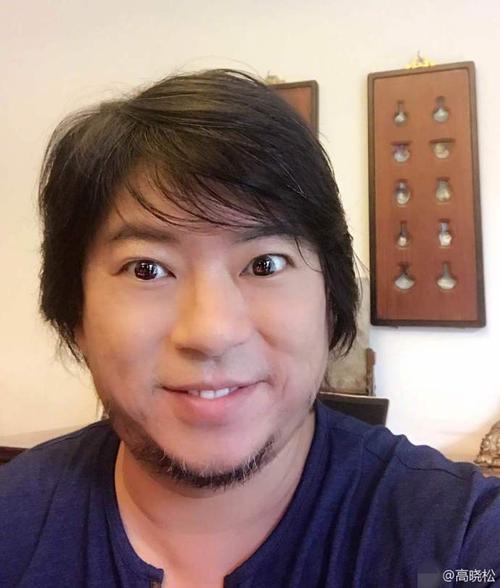 高晓松凤凰网娱乐讯 7月31日,高晓松在微博晒出两张大头自拍,配文:"