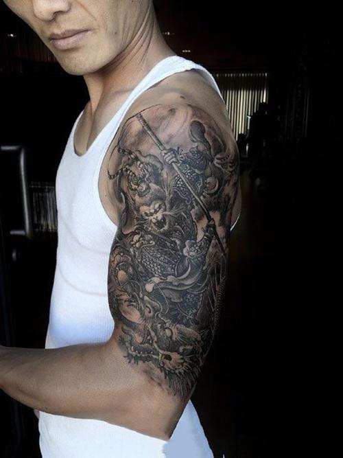 吃俺老孙一棒,手臂斗战神佛与龙纹身图案