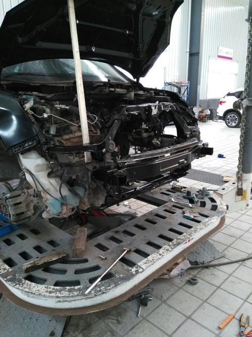 其它 本田crv维修日记  机修工吊装发动机,水箱,冷凝器, 都组装好了