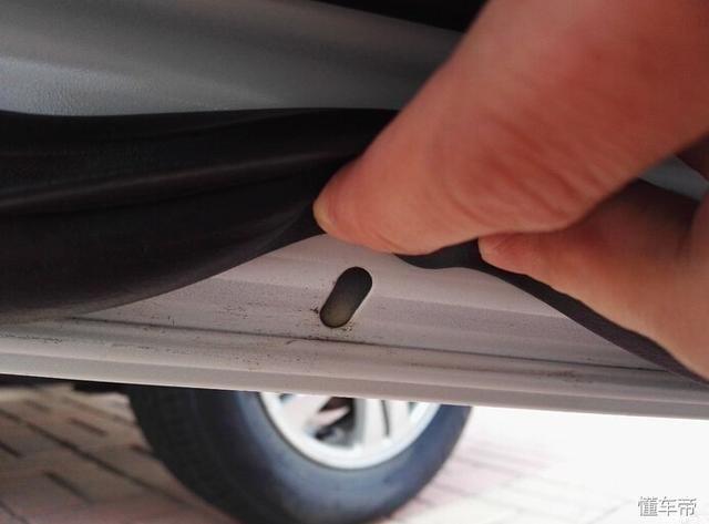 凯美瑞泥浆门后车窗又有水渍,车主吐槽:自从买了它也学会了修车