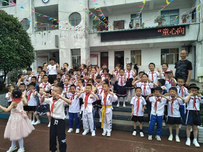 2019年5月17日上午,清镇市扁坡小学举行红歌赛,第一次