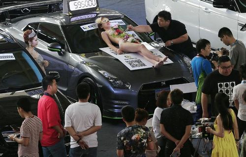 网友大呼要洗眼 2015沈阳车展大玩人体盛寿司宴