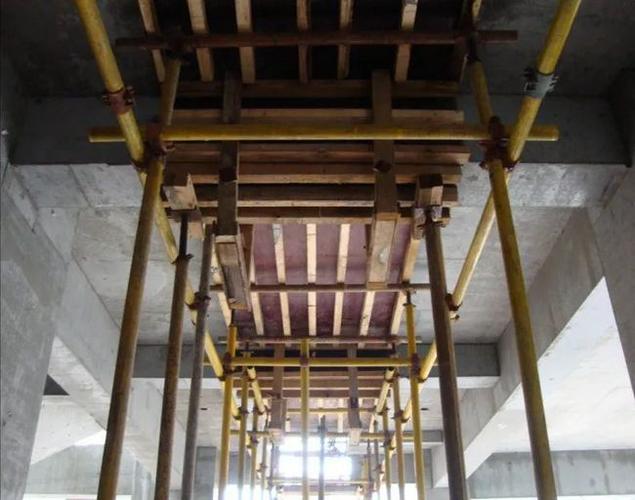 焊定位卡控制水平标高及轴线位置 ▲梁板后浇带采用独立的支撑体系