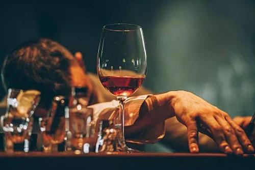 酒 是个非常奇怪的东西 高兴时要喝 悲伤时要喝 狼狈时要喝 无论你