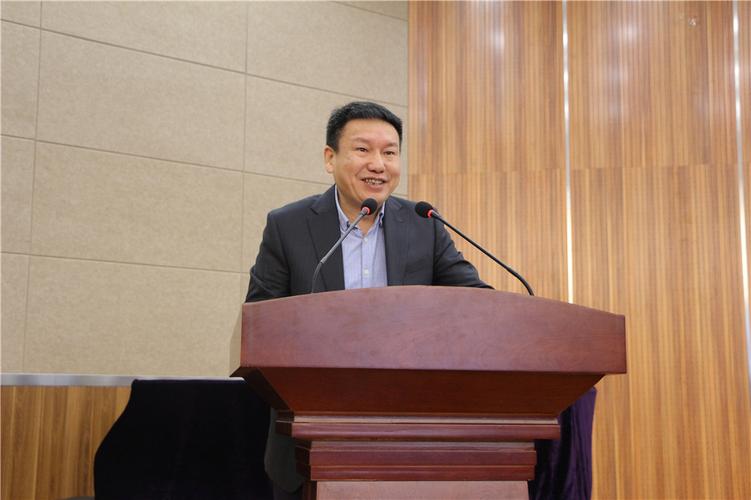 (副院长徐飞主持大会)   (副院长胡卫兵做2018年工作总结)