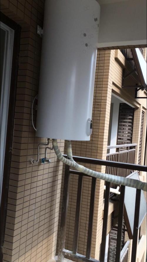 阳台上有壁挂式太阳能的"大桶",不知道怎么办啊