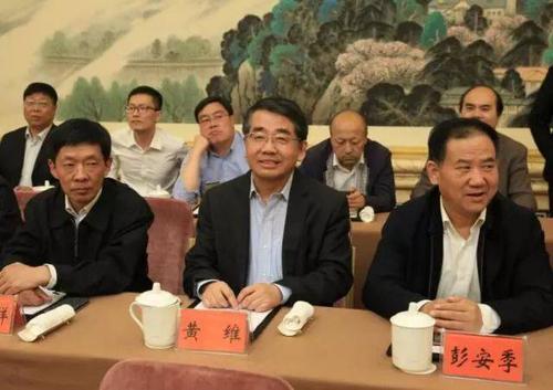 西北工业大学党委书记张炜,校长汪劲松,常务副校长黄维出席签约仪式