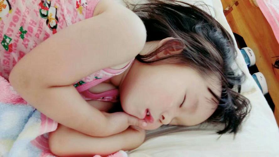 大家好,我叫王宣涵,我是一个聪明活泼的小女孩哦!