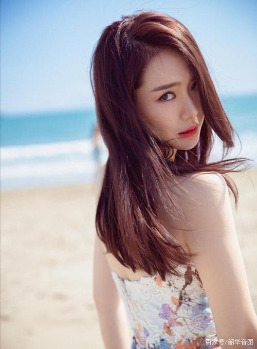 戚薇变身海滩美少女,回头一眸电力十足