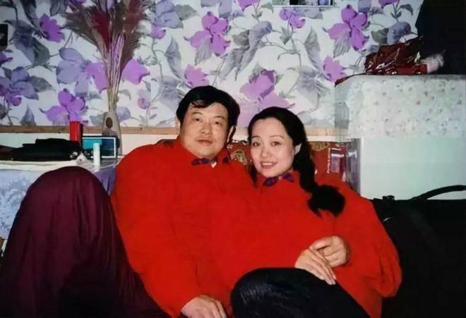 两人作为同事,需要经常合作上台表演,在表演话剧《骆驼样子》时,两人
