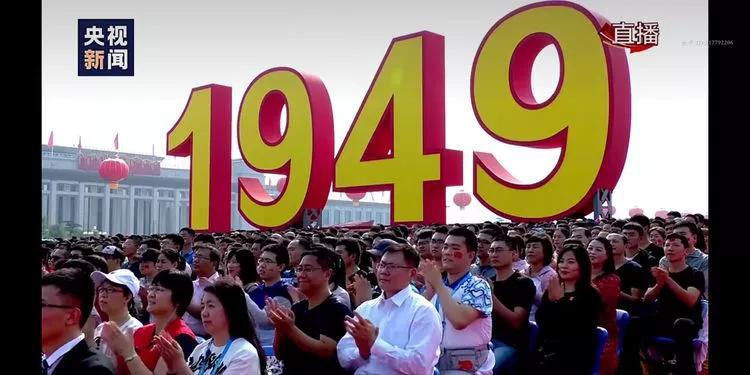 人民英雄纪念碑巍峨矗立,"国庆""1949""2019"立体字分外醒目,两条"红
