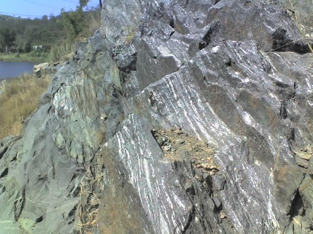 片麻岩(gneiss)  是由岩浆岩或沉积岩经深变质作用而成的岩石.