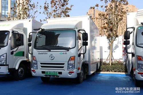 此款为大运e3纯电动物流车,大运e3车厢内部尺寸4150/2100/210mm,轴距