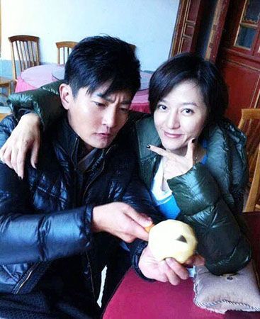 郭京飞鲍莉夫妇亮相三亚机场 疑似录制《出发吧爱情》