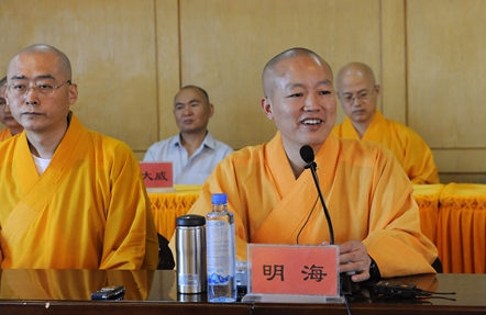 明海法师,1968年出生于湖北潜江,与释显庆一样毕业于北京大学哲学系.