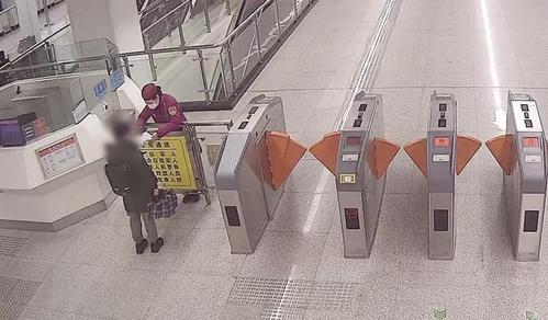 武汉小学生地铁逃票被爸爸严厉批评|地铁站|闸机_网易