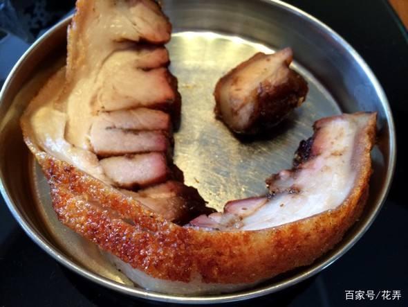 云南保山特色美食"火烧肉",是保山人念念不忘的家乡