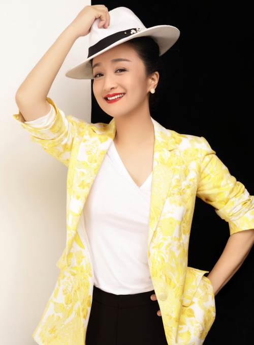 57岁老戏骨进军直播界抢饭碗,杨昆秒变"小萌新",驻颜有术惹人羡慕