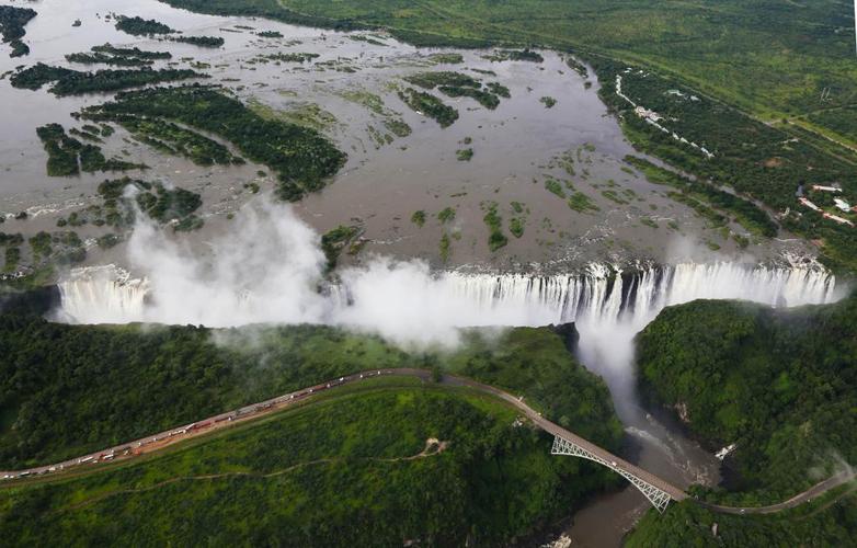 紧靠世界三大瀑布之一——维多利亚瀑布,疫情前每年都会吸引大批世界