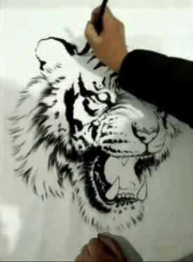 男子一支毛笔1分钟画出了老虎 网友: 大师, 收下我的膝盖