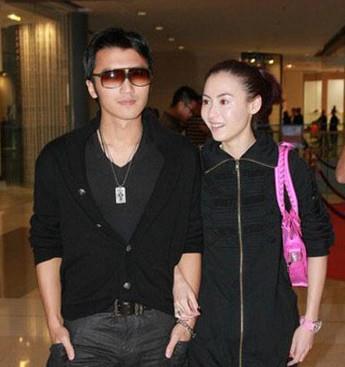 传谢霆锋回港陪张柏芝养四胎和王菲彻底结束感情视频揭晓真相