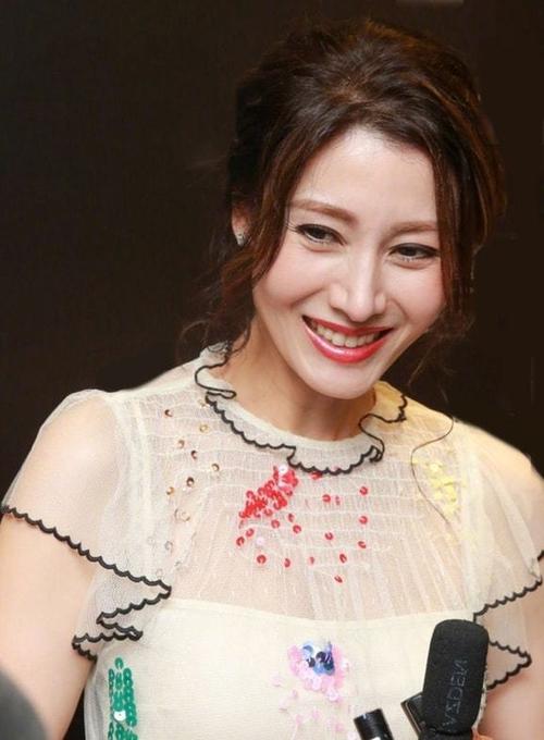 李嘉欣原装五官真抗老怼脸照也如此精致完美大婶年纪少女气质