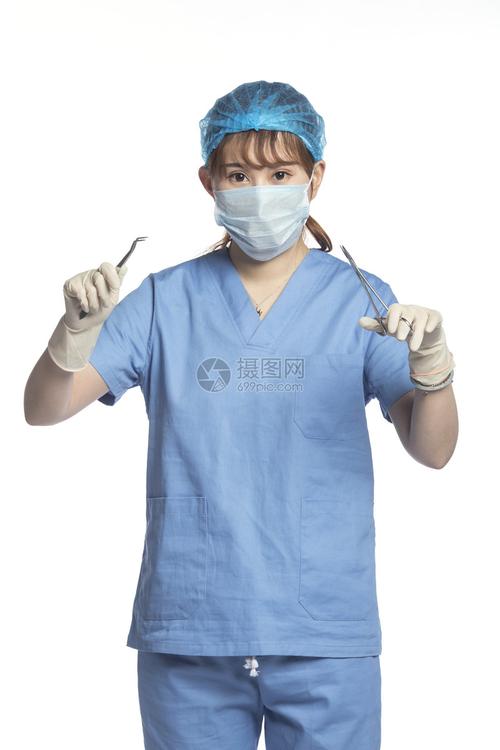 手拿手术刀的医生