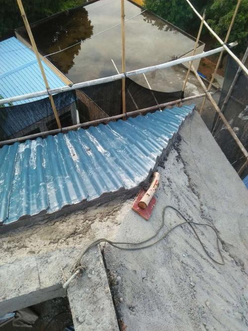 2.王五镇卫生院宿舍楼今天继续贴楼顶斜坡瓷瓦及运建筑材料.