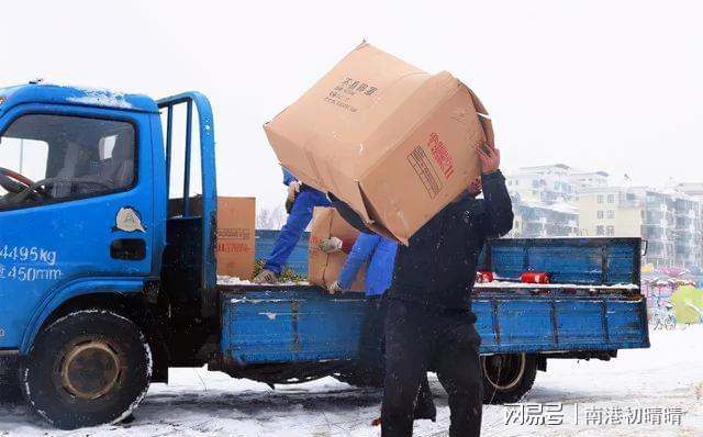 甚至有些搬运工还要求必须给小费,买水,买烟,买盒饭,不然就不给你装卸