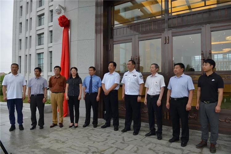 政协地工委主任钟志林和分院党组书记,检察长杨成军,共同为"公益