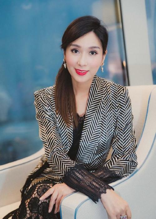 秀丽清纯,娇羞可人的杨恭如,晶莹剔透的肌肤,闪烁着光晕!