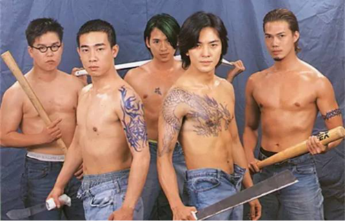 年轻时的唐岩认为古惑仔有道义,讲情分,最大梦想就是当一名古惑仔.