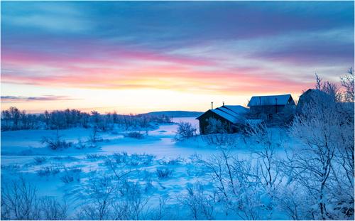 眼前的一切,使人不由想起普希金的那首《冬天的早晨》 严寒和太阳,真