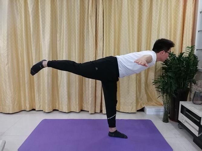 燕式平衡 要求:支撑脚伸直,抬头挺胸,两手侧           平举