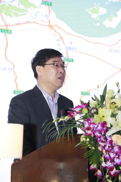 随后,绍兴市招商投资中心主任周晓东介绍了绍兴投资环境及项目