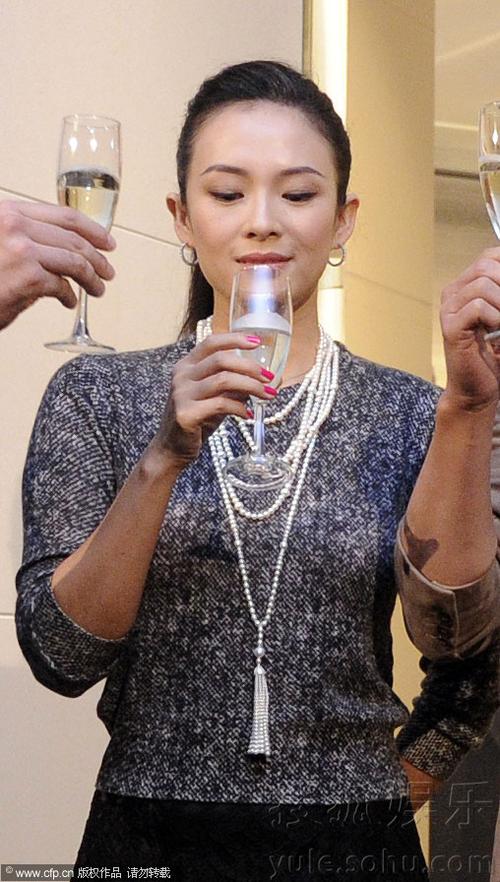 章子怡满面春风狂喝酒 上海参加活动展媚功