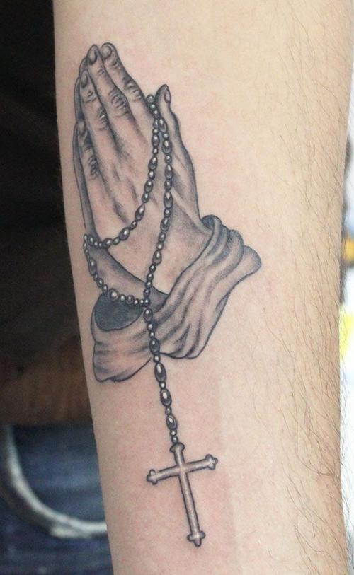 小腿上祷告的双手纹身
