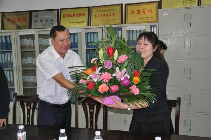 钟恒钦县长一行看望慰问田阳县实验小学困难教职工