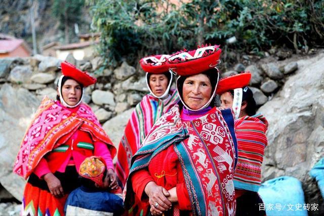 身穿传统服装的秘鲁妇女