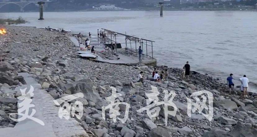 昨天,南部嘉陵江一小孩落水,还在搜寻打捞中!_手机