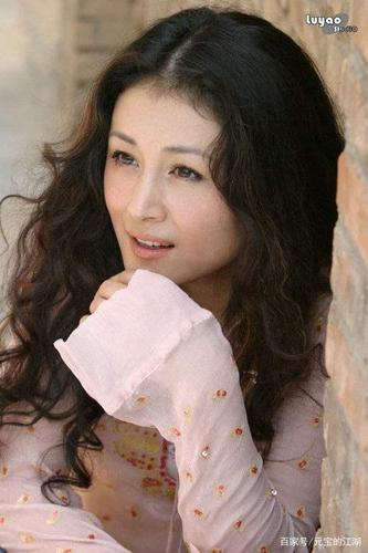 马丽娟近照被赞年轻,看到她表妹"谢大脚"生活照,才真