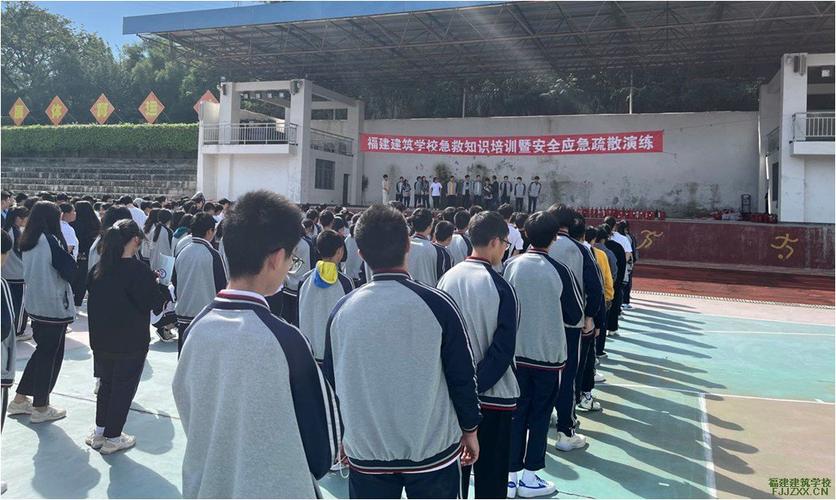 学生保卫科李亚彬老师对本次消防安全培训暨应急疏散演练作总结