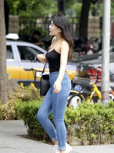 丰润柔美的牛仔裤美女,掩盖不住蜂腰长腿之美!