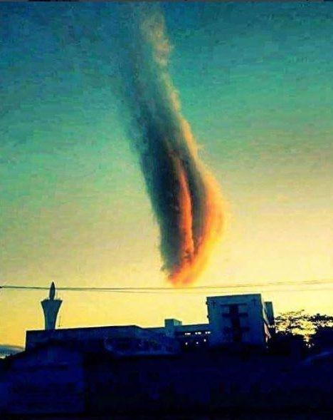 巴西上空现奇"上帝之手" 场面如末日降临